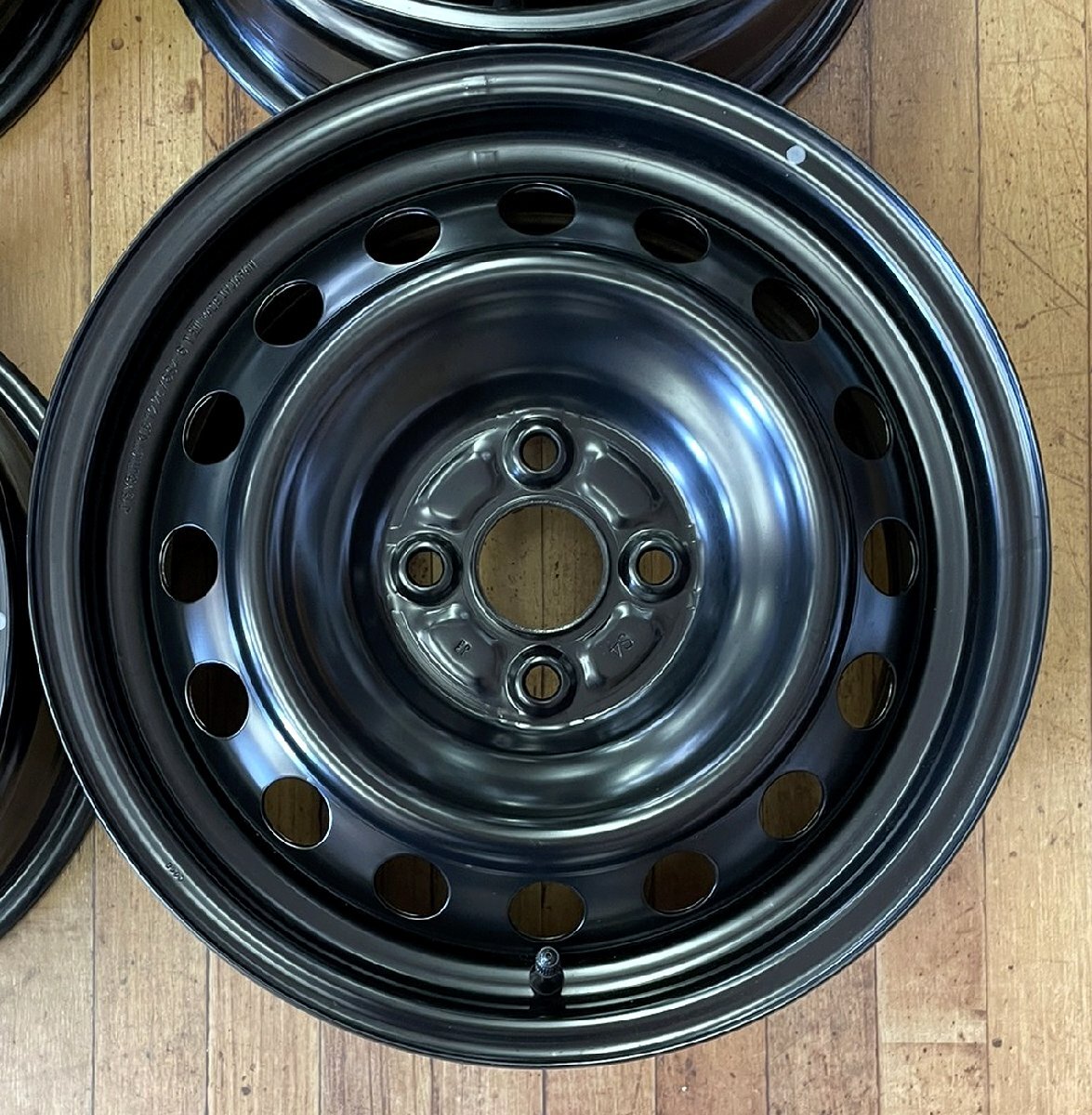 新車外し トヨタ ヤリス 純正 15インチ スチールホイール 6J +45 4H