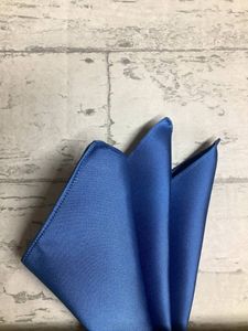 新品★定価3,190円の品★最高級織物使用のシルク100%ポケットチーフ　 光沢のあるブルー