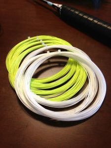 ホワイト再入荷★グロメット10個おまけ付き★送料無料☆耐久高音バドミントンガット10本