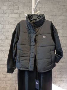L　Reebok 新品　暖か軽量　中綿刺繍ロゴベスト 黒　レディース　