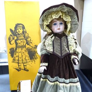 フランス人形のYahoo!オークション(旧ヤフオク!)の相場・価格を見る