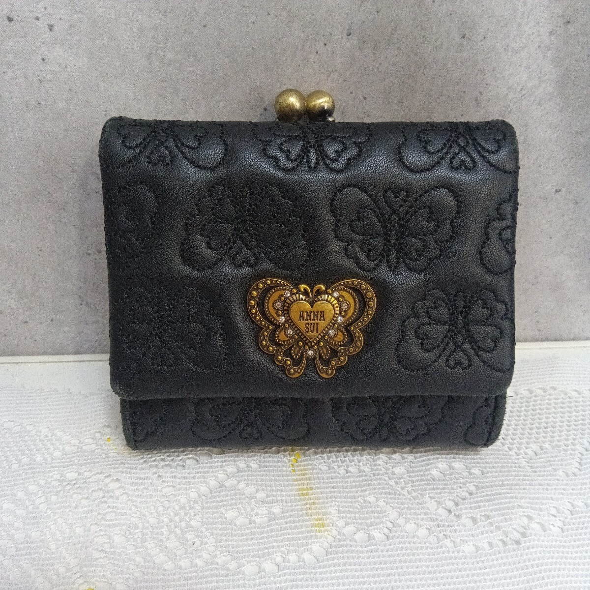 ANNA SUI アナスイ がま口 ブラック 蝶モチーフ スタッズ レザー アナスイ 三つ折り 財布の値段と価格推移は？｜3件の売買データから