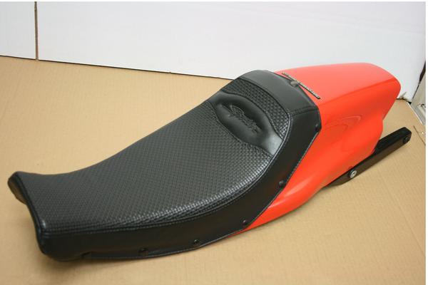 XL883R ダート トラッカーシート スポーツスター ダートラシート(社外 XL883R ダート トラッカーシート スポーツスター ダートラシート(社外