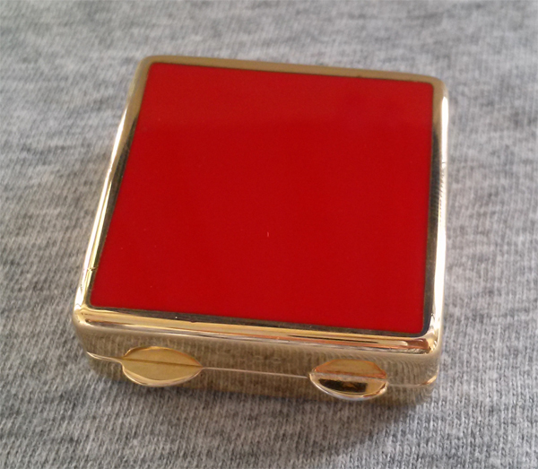 一撃即決★グッチ ピルケース ゴールド×赤 小物入れ 珍しい物