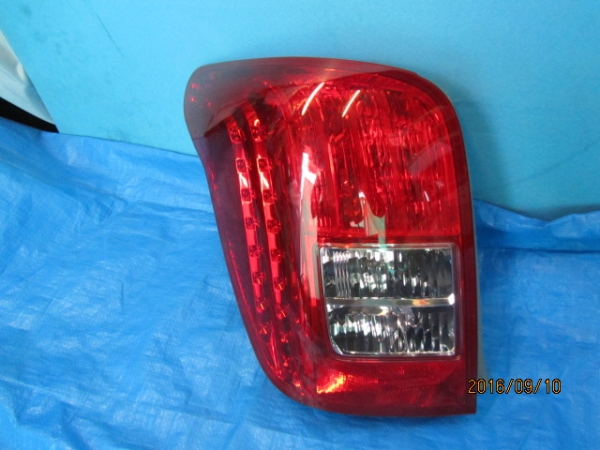 アクシオ　左テールランプユニット