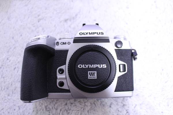 ★OM-D E-M1シルバー★保証残４年半★純正電池2個付属★OLYMPUS