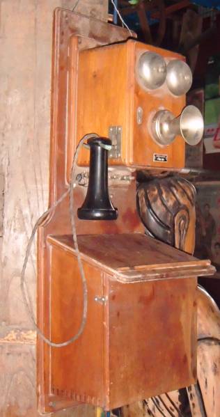 昭和32年製日本電信電話公社製蓄電器式電話機動作未確認です