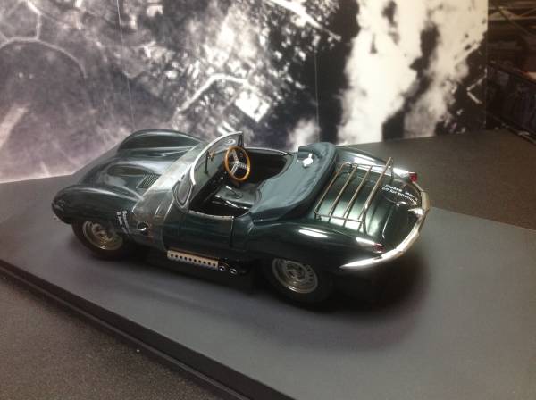 オートアート1/18 ジャガーXKSS ジャガーXK SS スティーブマックイーン 