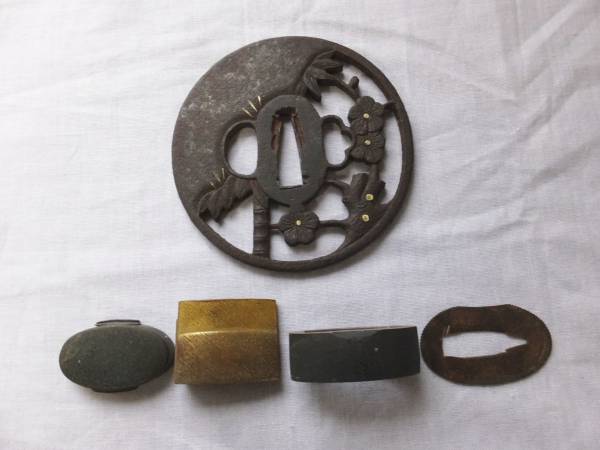 美術品・アンティーク・コレクション 鉄製 鳥と竹の鍔(つば)蔵出し品！