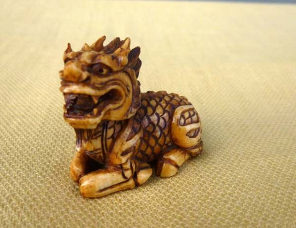 AU725 本象牙彫玉取獅子根付・象牙彫玉獅子根付・象牙雕獅子吊墜・象牙