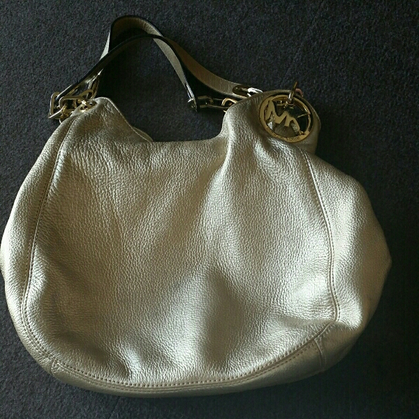 マイケルコースMICHAEL KORS バッグ　金運アップ　ゴールド