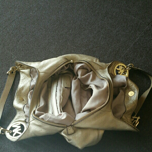 マイケルコースMICHAEL KORS バッグ　金運アップ　ゴールド