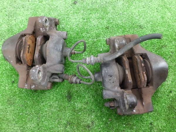 スカイラインR32　純正リアキャリパー左右