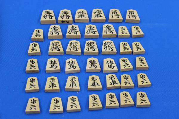 本格将棋駒　栄作　雲南黄楊　中彫　駒箱付　