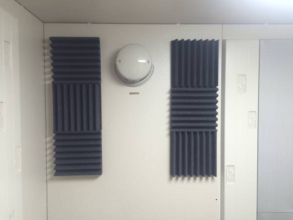 【防音室に最適】くさび形に加工した吸音パーツ128個