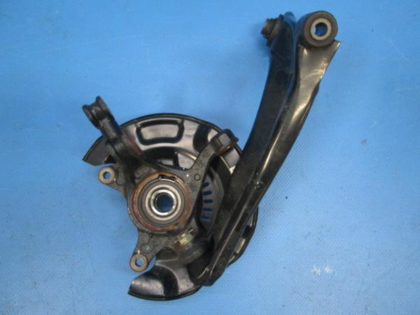 即決 アクア NHP10 右 ハブ ナックル (n085819)