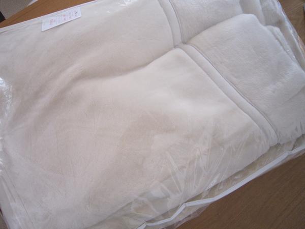 【日本製アクリルＢ格】新品西川/襟付合せＷ毛布　無地ＷＨ1