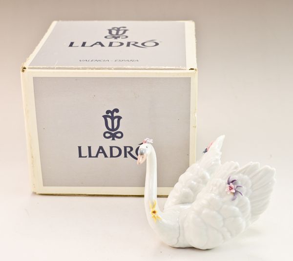 LLADRO リヤドロ 白鳥 置物 花飾りの白鳥 陶器人形 リヤドロ 白鳥