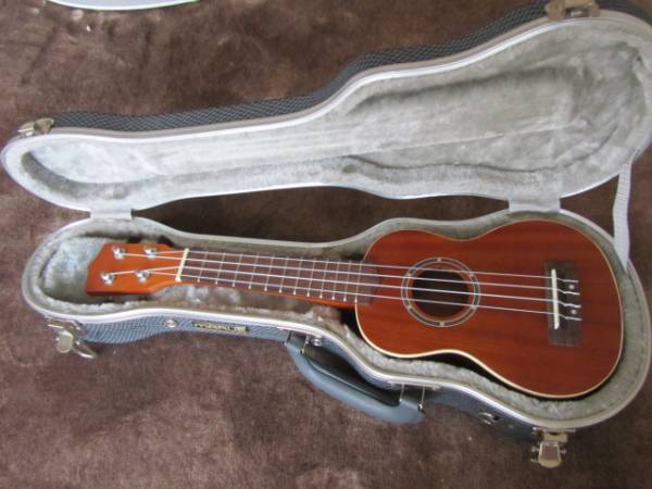 ウクレレ　ハードケース付き　ほぼ新品