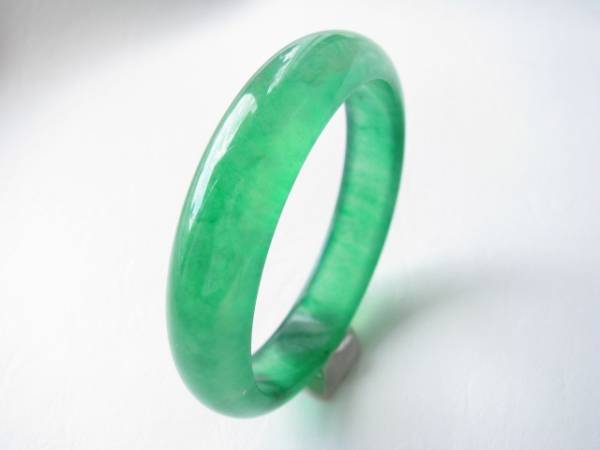 氷種《鑑別書付き》天然翡翠(Jadeite)ヒスイバングル中古