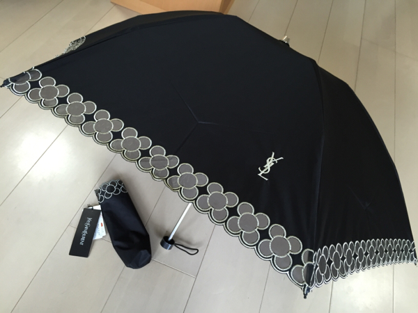 新品☆イヴサンローラン　晴雨兼用　傘　日傘　耐風　一級遮光　タグ付き 新品イヴサンローラン1級遮光晴雨兼用折りたたみ日傘軽量お花 黒 新