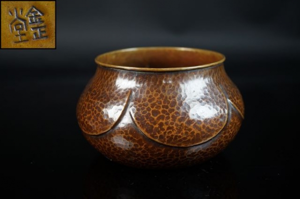 【五山】金正堂造黄銅鎚目梅花飾建水　約95ｇ　ｎ-33