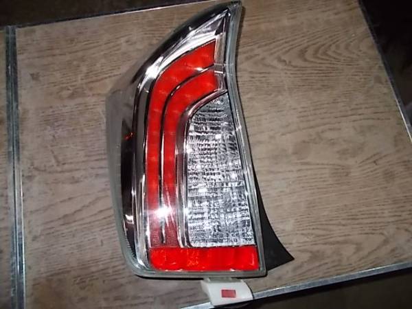 トヨタ純正 プリウス ZVW30系 後期 テールライト 左側 中古品 ZVW30系