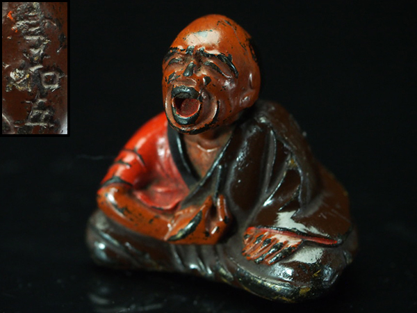 【治】在銘　彩色木彫　口開座和尚根付☆提物　腰下　ZB93