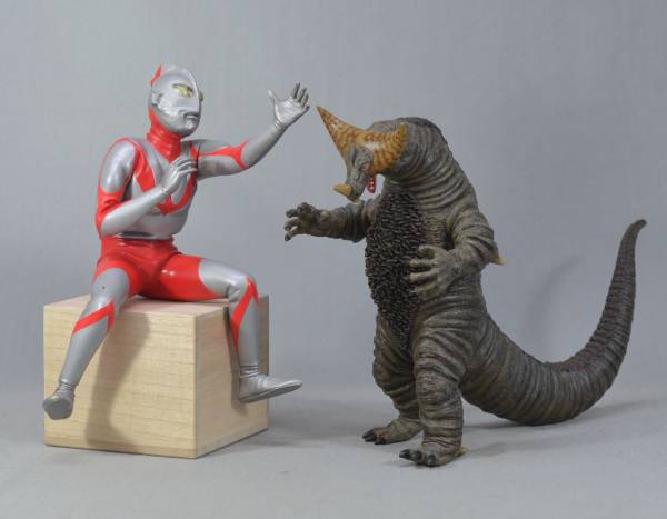 □ ウルトラマン、怪獣ゴモラ フィギュア 円谷プロ □ ウルトラマン