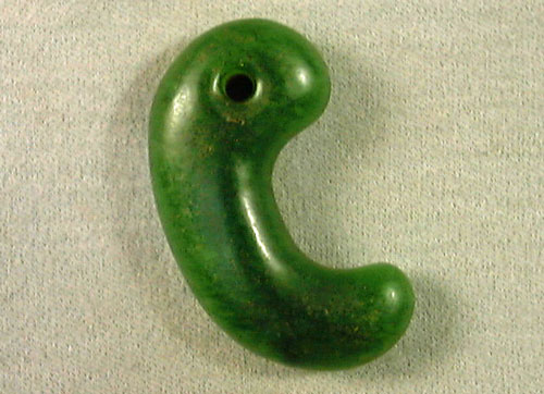 古墳期　透明感強く特に濃い翠色の　ローカン質　翡翠勾玉　