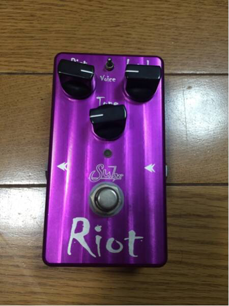 Shur RIOT distortion サー ライオット ディストーション 筐体に目立つ
