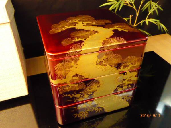貴重　唐三彩　踏馬　紅木箱　時代物　送料込み250118 ま】 玉虫塗 天然木 蒔絵 三段重 重箱 松竹梅 伝統工芸 k313s