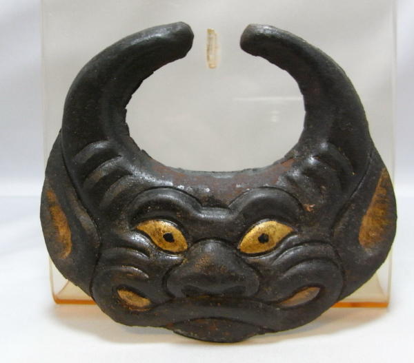 武庵】兜の前立て-鉄製 歯噛みの図 錆あり 鉄錆地三十