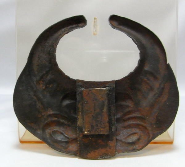 武庵】兜の前立て-鉄製 歯噛みの図 錆あり 鉄錆地三十