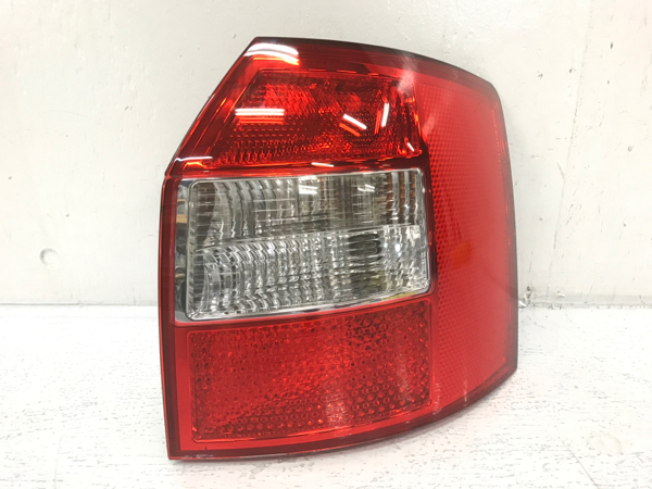 アウディ A4 アバント 8E 前期 テールランプ 右 8E9 945 096 A