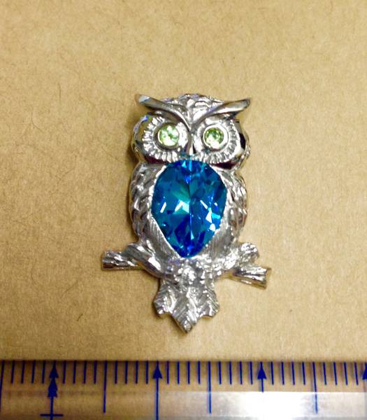 値下】フクロウ 18K WG ペンダントトップ 美麗ブルートパーズ