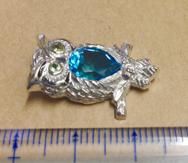 値下】フクロウ 18K WG ペンダントトップ 美麗ブルートパーズ