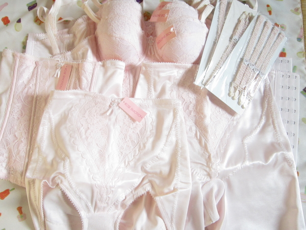 ☆スリーインワン・サイズＢ75×３枚とガードル・ニッパー新品☆