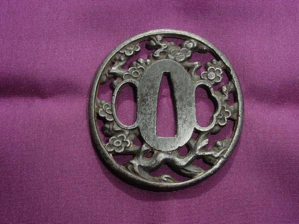 ※「送料無料」時代物の鉄地金彩梅花透かし鍔