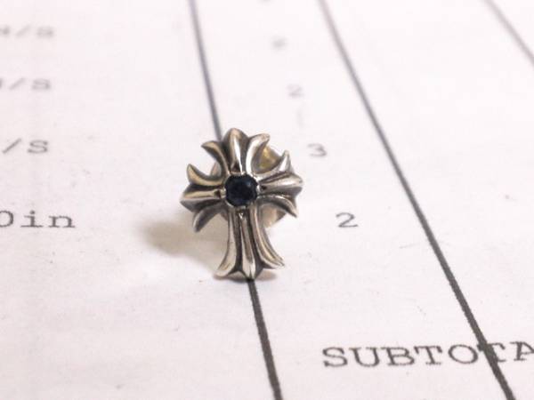 クロムハーツ カットアウトCHクロスピアス サファイア1石 14k刻