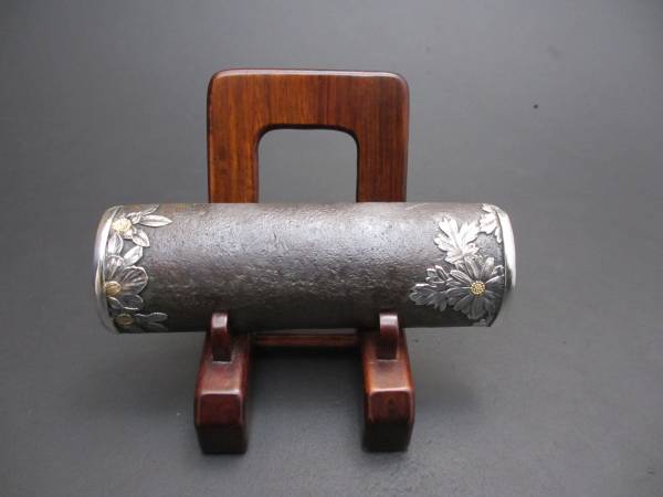 古鉄打出し　菊花　椿花　桜花銀細工金工茶合　茶量