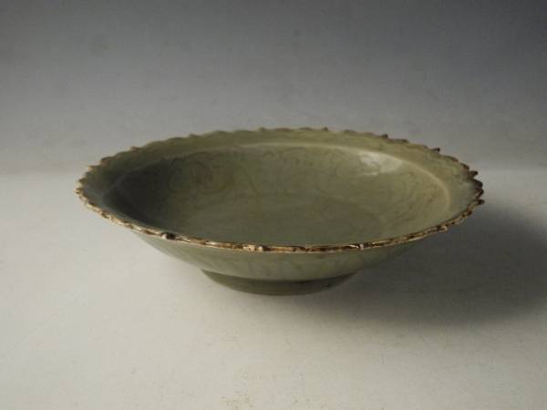 ➀古陶器 古美術 骨董品 時代 ◇伯◇時代 中国 青磁 陽刻 唐草輪花鉢 古陶器 無傷完品 a965