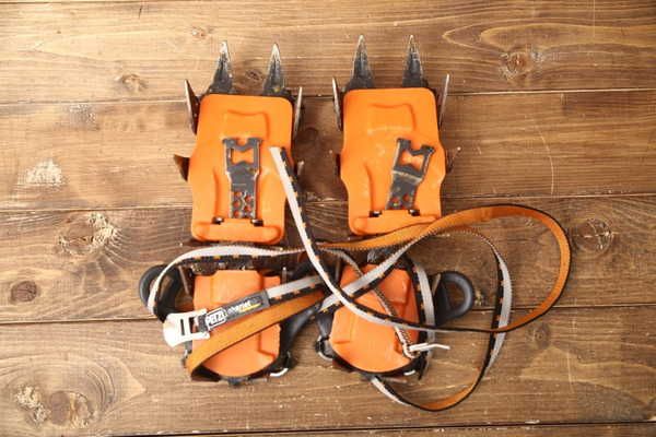 良品 ノーブランド アイゼン12本爪 オレンジ系 4007