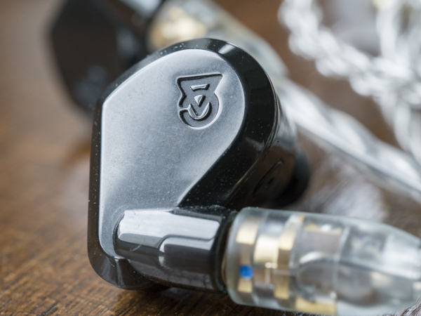 Campfire Audio Lyra セラミック筺体の希少な初代 Campfire audio 初代