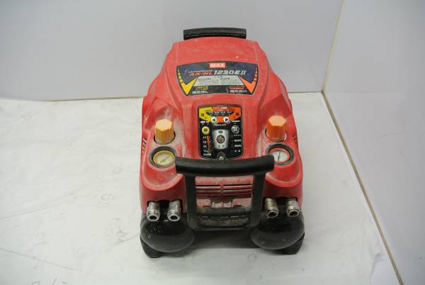 マックス　高圧エアコンプレッサAK-HL1230EⅡ動作品ジャンク扱い２