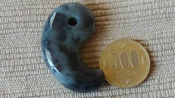小滝ひすい、勾玉 黒に淡い緑38g (7)