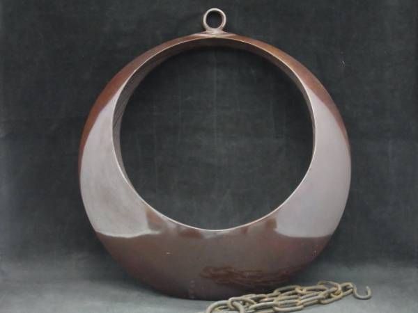 吊り花器】三日月型吊り花器 素材不明 鎖付 花入れ 美品