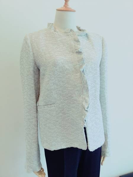 【2025，HOT】 VALENTINO ROMA 白&times;黒ボーダーフリルジャケット 大きいサイズ 46size 定価192000円(女性用)｜売買されたオークション情報、yahooの商品情報をアーカイブ公開 - オークファン 女性用
