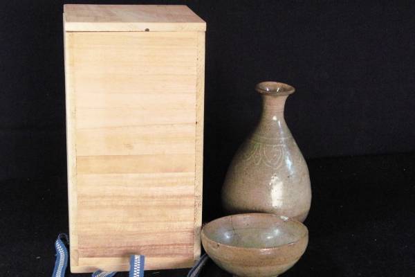 李朝初期 粉青沙器徳利（完品）と盃（直し有り）セット