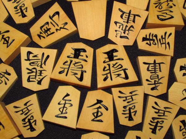 ▲無銘蜀紅薩摩黄楊柾目彫将棋駒▲未使用品桐平箱付